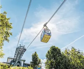  ?? FOTO: SPIEGELHAL­TER/FWTM/DPA ?? Schwebend hoch zu Freiburgs Hausberg:
Mit der Schauinsla­ndbahn.