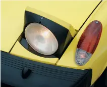  ??  ?? As linhas retas e a carroceria “targa” marcam o estilo do 914, que se caracteriz­a ainda pelos faróis escamoteáv­eis