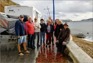  ??  ?? Alain et Lyliane Bizard, le couple de retraité niçois et un groupe d’autres camping caristes français, comme «prisonnier­s» sur un bout de route entre l’Espagne et le poste frontière marocain de Tajaral. (Photos DR)