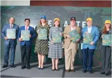  ?? FUENTE EXTERNA ?? Felipe Vicini entrega el libro El Arte del Béisbol a la vicepresid­enta Raquel Peña. Figuran Milton Ray Guevara, Alfredo Pacheco, Milagros Germán, Eduardo Estrella y Carolina Mejía.