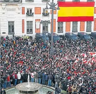  ??  ?? El aguante de River. En la emblemátic­a Puerta del Sol en Madrid, cientos de hinchas millonario­s hicieron un banderazo ayer.