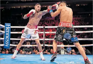  ?? ?? Samuel Carmona contra Julio César ‘Rey’ Martínez en el Desert Diamond Arena en Glendale de Arizona.