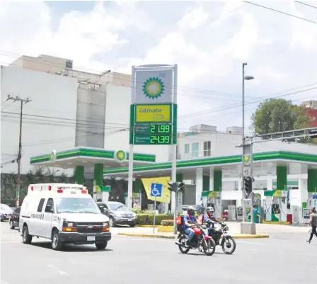  ?? /DANIEL HIDALGO ?? En la estación de servicio de BP, en Félix Cuevas, en la Ciudad de México, la Premium se vendió ayer en 24.39 pesos