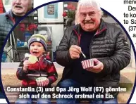  ??  ?? Constantin (3) und Opa Jörg Wolf (67) gönnten
sich auf den Schreck erstmal ein Eis.