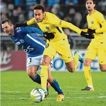  ?? Foto: Frederick Florin, afp ?? 222 Millionen Mann Neymar (rechts) tat sich in Straßburg schwer. Der Brasiliane­r, der von Dimitri Liénard attackiert wird, blieb blass und konnte so die erste Saison Niederlage des Pariser Star Ensembles nicht verhindern.