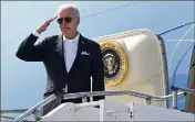  ?? (Photo AFP) ?? Le président américain à son départ de Corée du Sud à bord du célèbre avion Air Force One.