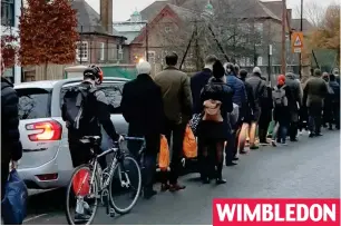  ??  ?? WIMBLEDON
Morning rush: The scene outside a school in south-west London