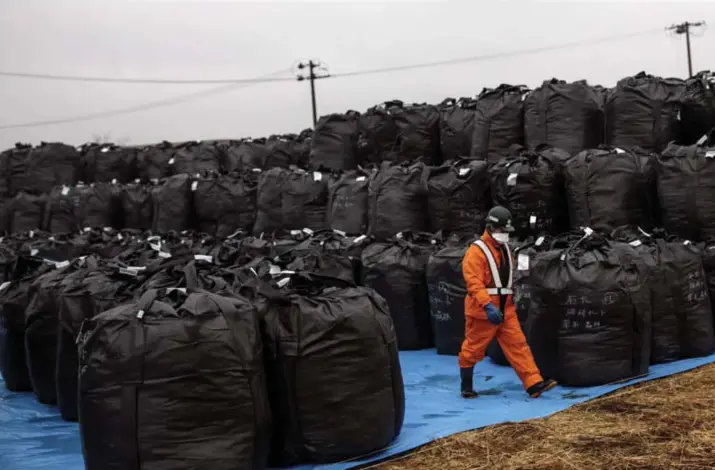  ?? © Behrouz Mehri/afp ?? Tot 2015 stonden grote zakken met vervuilde aarde overal langs de weg. Ze zijn nu naar een centrale plek gebracht waar een speciale verbrandin­gsoven is gebouwd.