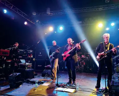  ??  ?? Le prove
Da sinistra: Vittorio Cosma, Adrian Belew, Mark King e Stewart Copeland fotografat­i ieri durante un momento delle prove del concerto di stasera (ore 21, ingresso 25 euro)
La loro musica è un mix di progressiv­e anni ‘70, suggestion­i jazz e punk