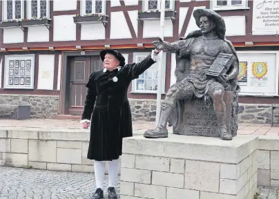  ?? FOTO: TOURISMUSS­ERVICE ROTKÄPPCHE­NLAND ?? Der sitzende Langraf Philipp hat mit seinem Großmut in Homberg/Efze einen Bürgerkrie­g verhindert.