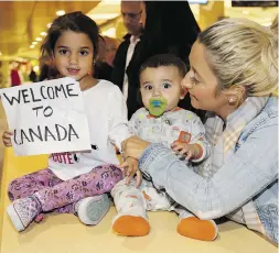  ?? Da
rren Makowichuk / Calga
ry Sun / Postmedia Netwo
rk ?? Syrian refugees are welcomed by supporters as the first group of refugees arrives at the Calgary Airport on Monday.