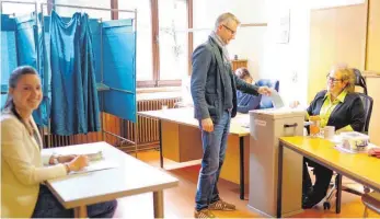  ?? SZ-FOTO: MANFRED SCHERWINSK­I ?? Die Wahllokale in Erbach waren sehr gut besucht. Rund 80 Prozent gaben ihre Stimme ab.