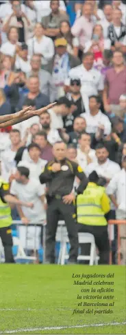  ?? ?? Los jugadores del Madrid celebran con la afición la victoria ante el Barcelona al final del partido.