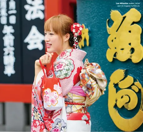  ??  ?? Los kimonos suelen verse aun en lugares turísticos.