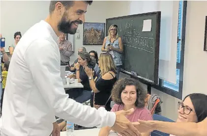  ?? EFE ?? El voto. Gerard Piqué no se quedó en las palabras y también fue a bajar su opinión en el referéndum.