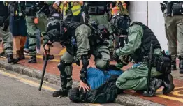  ??  ?? Proteste am Wochenende: Polizisten drücken einen Aktivisten zu Boden.
GETTY