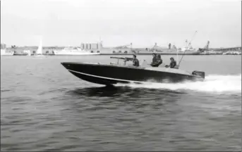  ??  ?? Dans sa version console centrale, le Bullit, avec sa magnifique carène et sa motorisati­on horsbord, a été particuliè­rement apprécié par les
Coast Guard américains et les forces spéciales.