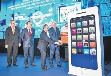  ??  ?? Education Minister Datuk Seri Mahdzir Khalid (right) launches a special Unifi Mobile plan exclusivel­y for teachers in conjunctio­n with the launch of Digital Education Transforma­tion initiative at TM Convention Centre. Also seen is TM chairman Dr...