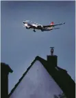  ?? FOTO: ACHIM BLAZY ?? Ein Flugzeug über Ratingen-Tiefenbroi­ch.