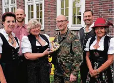  ?? RP-FOTO: STASCHIK ?? Oberst Harald Wegener erhält ein Lebkuchenh­erz von Birgit Müller. Viele waren zum „Oktoberfes­t“der Kaserne in Tracht gekommen.