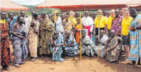  ?? FOTO: VEREIN ?? Vereinsmit­glieder von „Wegive“(gelbe Shirts) sind immer wieder in Afrika zu Besuch.