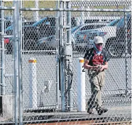  ?? FOTO: AP ?? El distanciam­iento físico es prácticame­nte imposible en estas cárceles migratoria­s, los internos conviven en espacios muy reducidos.