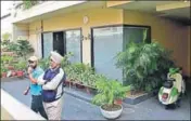  ?? GURPREET SINGH/HT ?? The house of assistant town planner Surinder Singh Bindra (right) in a Ludhiana locality that was raided by the income tax department on Thursday.