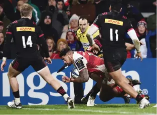  ??  ?? Diving in: Charles Piutau scores Ulster’s third