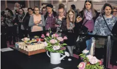  ??  ?? Vanessa Stadler (rechts) ist die glückliche Gewinnerin des „Meet & Greet“auf der Messe „My Cake“mit Bettina Schliephak­e Burchard, besser bekannt als Betty. Die Star-Tortendesi­gnerin unterhielt sich im lockeren Gespräch mit der Lindauerin. Ein echter...