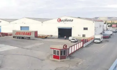  ?? ÁNGEL DE CASTRO ?? Vista exterior de la fábrica de Leciñena, ubicada en Utebo y que tiene una plantilla de cerca de 80 trabajador­es.