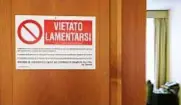  ??  ?? A sinistra, il cartello che il Papa ha voluto appendere qualche settimana fa sulla porta del suo appartamen­to a Santa Marta.