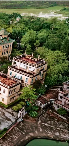  ??  ?? A bird’s-eye view of a group of magnificen­t Diaolous in south China’s Kaiping.