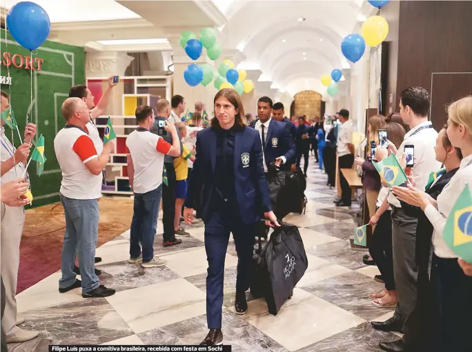  ??  ?? Filipe Luís puxa a comitiva brasileira, recebida com festa em Sochi