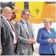  ?? FOTO: DPA ?? Wirtschaft­sminister Peter Altmaier (l.), Verkehrsmi­nister Andreas Scheuer und Kanzlerin Angela Merkel am Flughafen Leipzig-Halle.