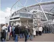  ?? FOTO: IMAGO SPORTFOTOD­IENST ?? Fans warten vor der Bayarena.