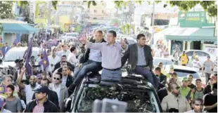  ??  ?? Política. Una multitud acompañó a Fernández a ritmo del merengue “¡Leonel está vivito y coleando!”.