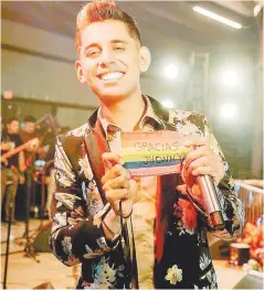  ??  ?? •Johnny Caz agradece el apoyo de la comunidad LGBT.