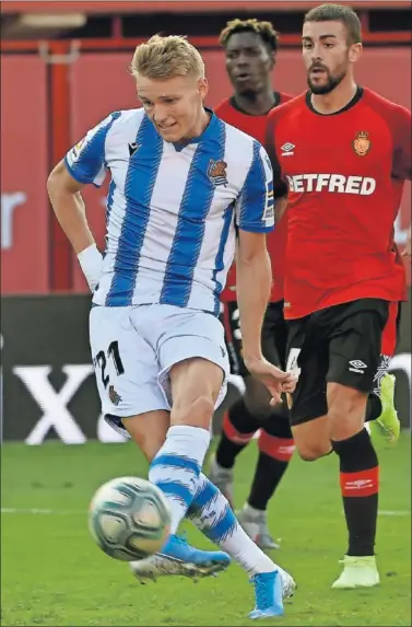  ??  ?? DECISIVO. Odegaard marcó así el gol que le dio el triunfo a la Real ante el Mallorca.