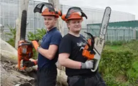  ?? FOTO EVDW ?? Bert en Daan leerden in Finland met bosbouwmac­hines werken.