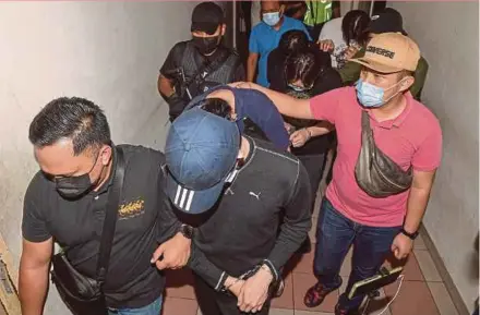  ?? BERNAMA PIC ?? Members of the ‘Nicky Gang’ being taken to the Sessions Court in Petaling Jaya yesterday.