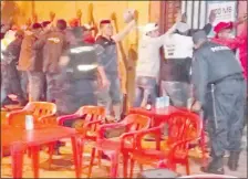  ??  ?? Agentes policiales de Pedro Juan obligan a los demorados a colocarse contra la pared para someterlos a un cateo.