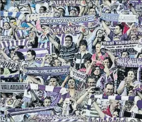  ??  ?? La hinchada del Valladolid estará pendiente de lo que haga el Huesca en el Ciutat de València