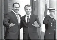  ??  ?? BENOIT TESSIER/REUTERS DEKAT: Saad Al Hariri (kiri) dan Emmanuel Macron di Paris kemarin.