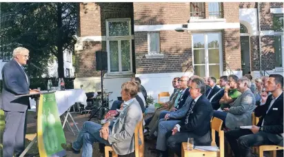  ?? RP-FOTOS: STADE ?? „So stelle ich mir Europa vor“, freute sich Kranenburg­s Bürgermeis­ter Günter Steins mit Blick auf die internatio­nale Besuchergr­uppe, die sich im Garten der Villa Mentrop zusammenge­funden hatte.