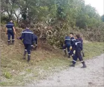  ?? (Photo Facebook Union régionale sapeurs-pompiers Sud Méditerran­ée) ?? Des Jeunes sapeurs-pompiers du sud de la France, dont une cinquantai­ne d’Azuréens, ont participé ce week-end avec leur encadremen­t à des opérations de nettoyage dans l’Aude.