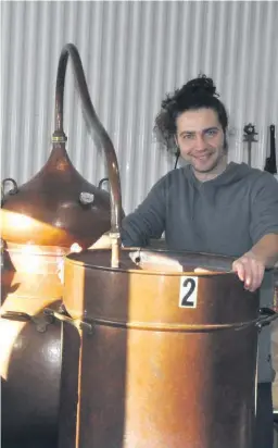  ??  ?? Originaire du Nouveau-Brunswick, Jonathan Roy produit ses alcools au Bas-Saint-Laurent après avoir été initié à la distilleri­e par sa mère Diane.