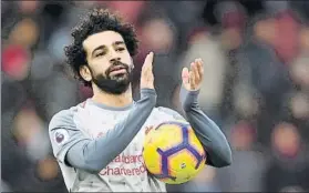  ?? FOTO: GETTY ?? Mohamed Salah aplaude con el balón con el marcó tres goles en Bournemout­h