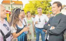 ?? FOTO: IMAGO ?? In den Umfragen weit vorne: ÖVP-Spitzenkan­didat Sebastian Kurz (re.) beim Trachtenfe­st in Wien.