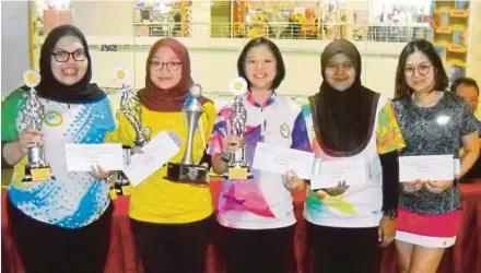  ?? PIC BY K. Kandiah. ?? The top five podium finishers in the Women’s Open of the Penang Closed Singles Classic Bowling Championsh­ips (From left) Nur Amirah Auni Azman, Anis Shazlin Zulkhisham, Melissa Khong Xia Yi, Nurul Nadia Mohamad Yaacob and Angel Ng Siew Peng.