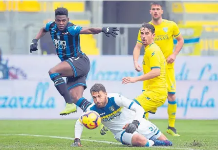  ?? EFE ?? El atacante colombiano se llevó para su casa uno de los balones del encuentro gracias a las cuatro anotacione­s que logró ayer.